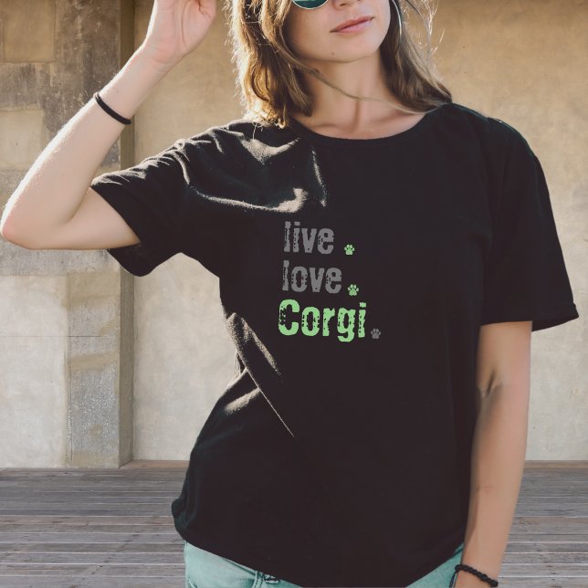 Camiseta de Trendy Corgi Live Love (Corgi mom's are looking stylish in this casual black Tshirt.. Live.love.Corgi can be customized)