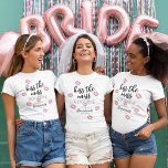 Camiseta Dê um beijo na senhorita Adeus despedida de soltei<br><div class="desc">Esta camiseta divertida e elegante de despedida de solteira é perfeita para qualquer festa de noiva que comemore o próximo grande dia! A camiseta apresenta uma seleção de lábios cor-de-rosa com as palavras "Beije a Senhorita Adeus", o nome da noiva e a data. É perfeito para qualquer festa de solteira,...</div>