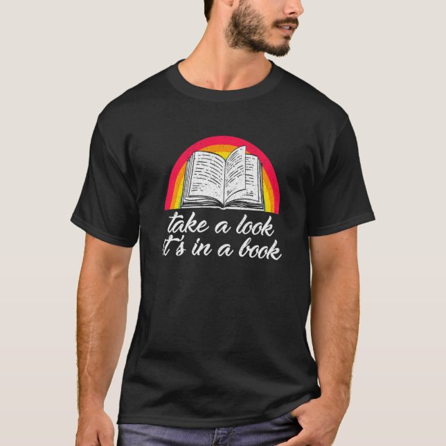 Camiseta Dê uma olhada, está em um livro (Frente)
