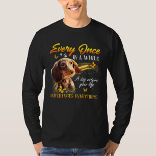 Camiseta De Vez Em Quando Um Cachorro Entra Na Sua Vida.