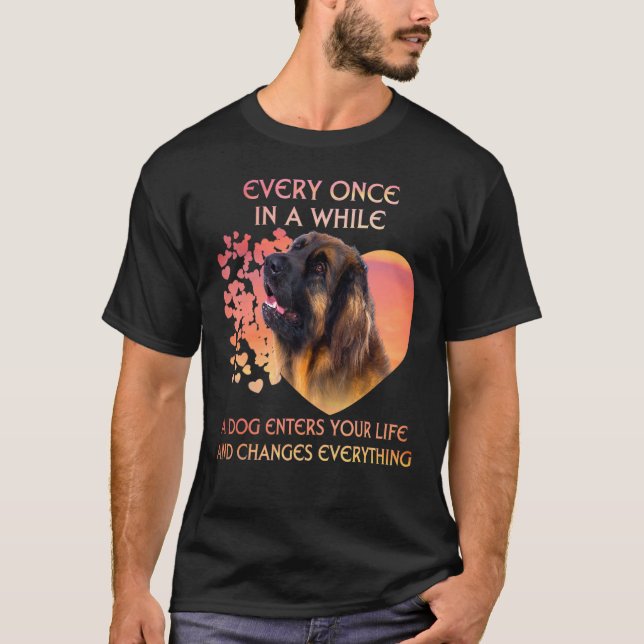 Camiseta De Vez Em Quando Um Leonberger Entra-Nos Na Vida (Frente)