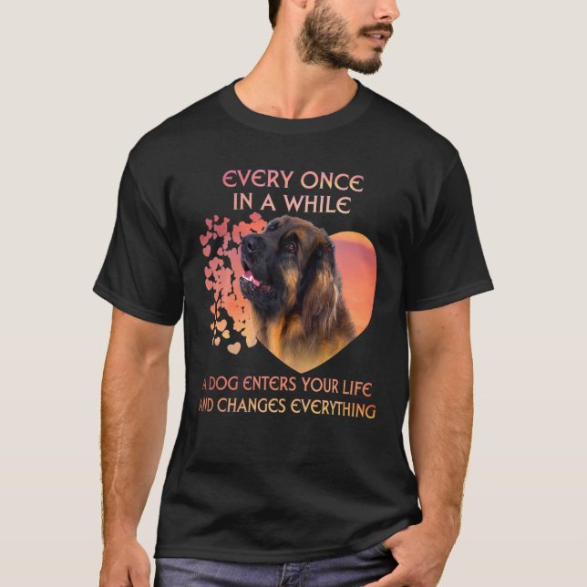Camiseta De Vez Em Quando Um Leonberger Entra-Nos Na Vida (Frente)