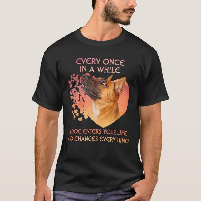 Camiseta De Vez Em Quando Um Malinois Belga Te Entra (Frente)
