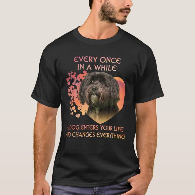 Camiseta De Vez Em Quando Um Terrier Tibetano Entra Em Você (Frente)
