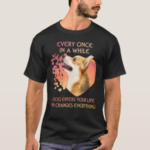 Camiseta De Vez Em Quando Um Welsh Corgi Entra Em Sua Vida