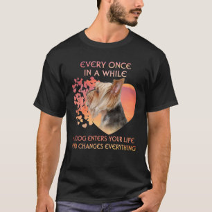 Camiseta De Vez Em Quando Um Yorkie Entra Sua Vida