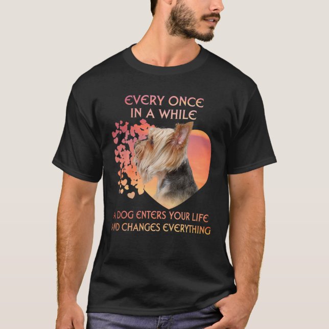 Camiseta De Vez Em Quando Um Yorkie Entra Sua Vida (Frente)