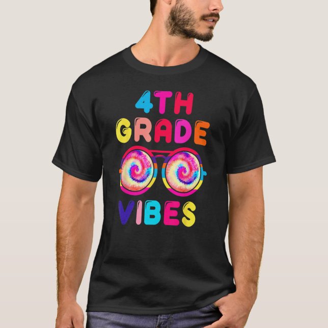 Camiseta De Volta À Escola Do 4º Grau Vibes Tie Dye Óculos  (Frente)