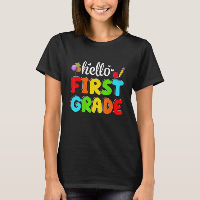 Camiseta De Volta à Escola Olá Primeiro Ano Equipe de Profe (Frente)