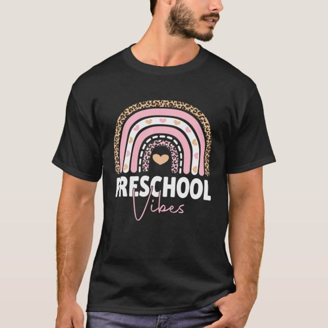 Camiseta De Volta À Pré-Escola Vibes Rainbow Leopard Tea (Frente)
