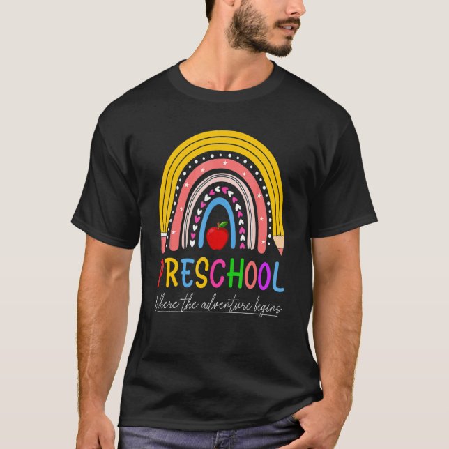 Camiseta De Volta Ao Arco-Íris De Pré-Escolas Onde O Aventu (Frente)
