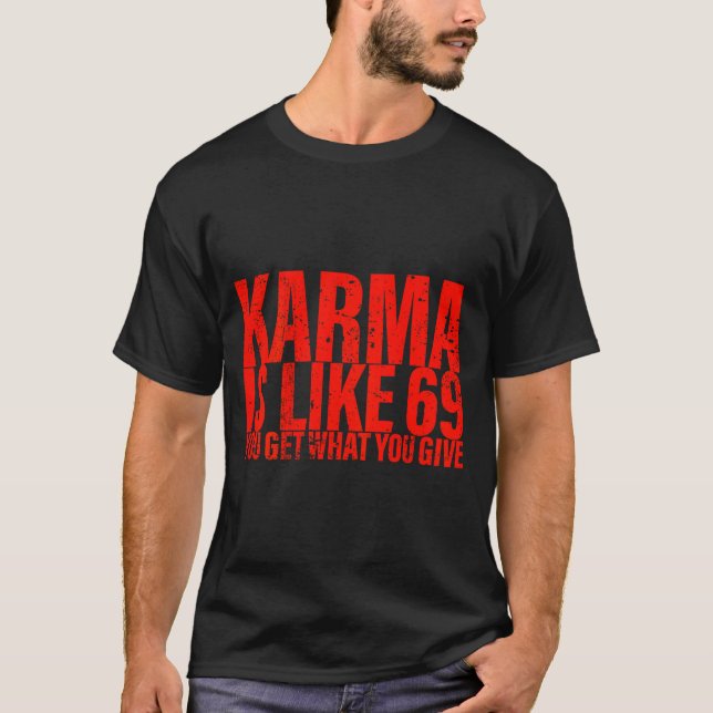 Camiseta (de volta) Karma é como 69 Você Recebe o que Dá Di (Frente)
