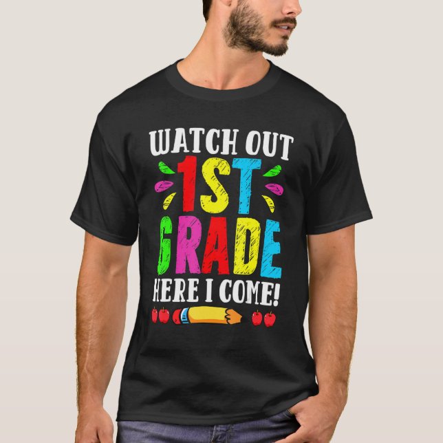 Camiseta De Volta Para A Escola Assista 1rua. (Frente)