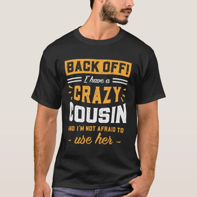 Camiseta De Volta Tenho Um Primo Louco Que Não Tenho Medo D (Frente)