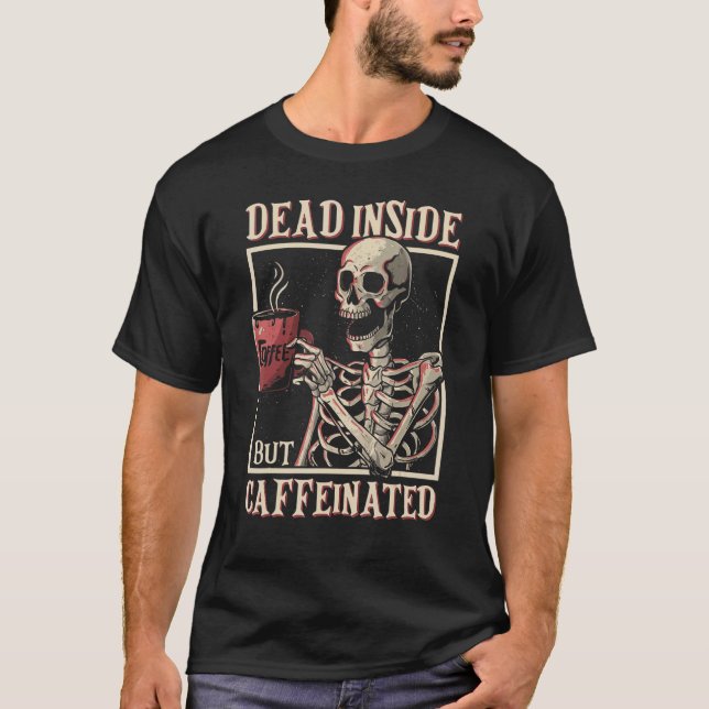 Camiseta Dead Inside But Caffeinated Skeleton Drinking Coff (Frente)
