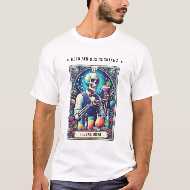 Camiseta Dead Serious Cocktails Tarot Bartender Skeleton (Frente)