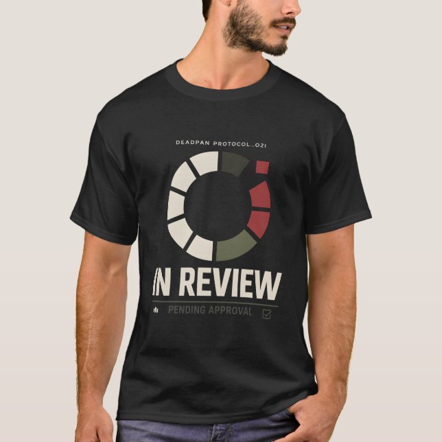 Camiseta Deadpan Protocol 021 — Pending Review  (Frente)