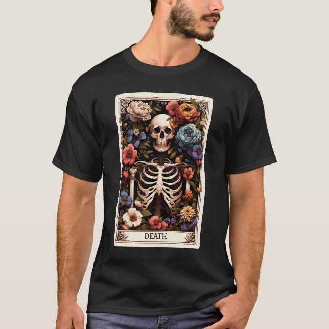 Camiseta Death Tarot Card Witchy Skeleton Botânico (Frente)