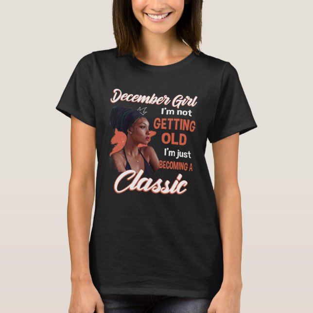 Camiseta December Girl I m Not Getting Old I m Just Becomin (Frente)