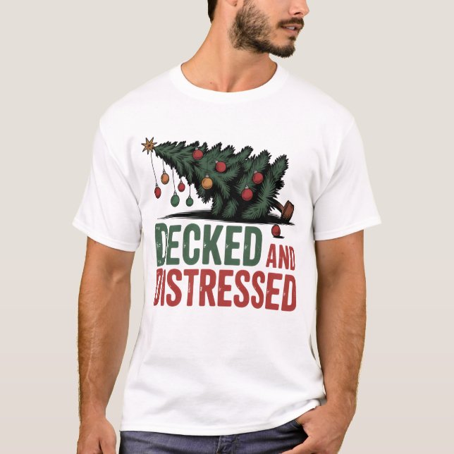 Camiseta Decked and Distressed | Funny Fallen Tree Holiday  (Frente)