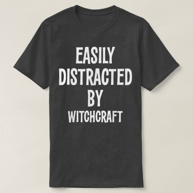 Camiseta Dedicado Facilmente Por Witchcraft Funny Gift 717 (Frente do Design)