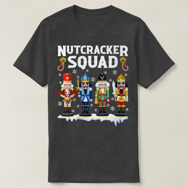 Camiseta Deez Loucos Engraçado Natal 2022 Nutcracker Squad (Frente do Design)