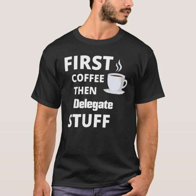 Camiseta Delegar Primeiro Café Depois Coisas De Trabalho (Frente)