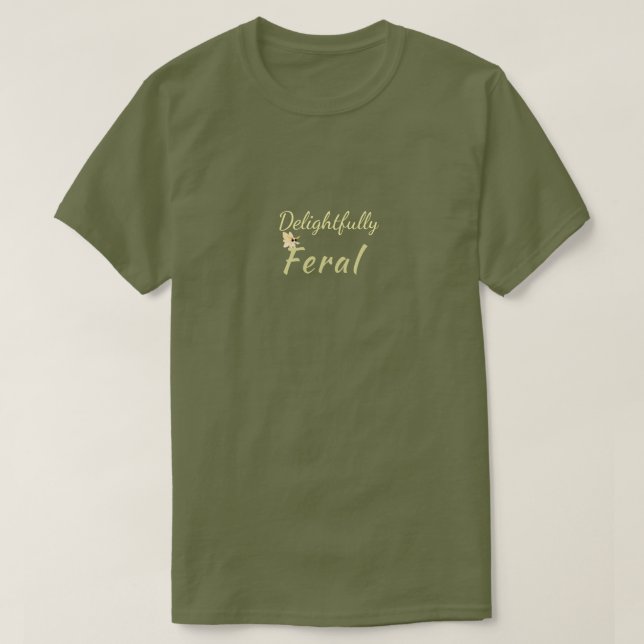 Camiseta Delightfully Feral com Acento de Mariposa (Frente do Design)