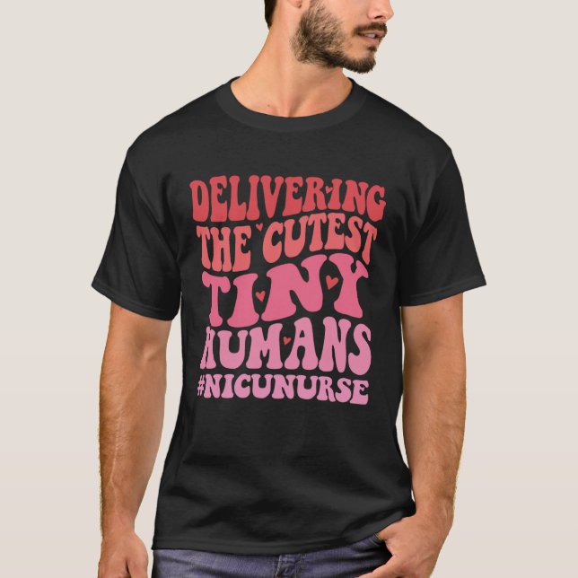 Camiseta Delivering The Cutest Tiny Humans NICU Nurse Valen (Frente)