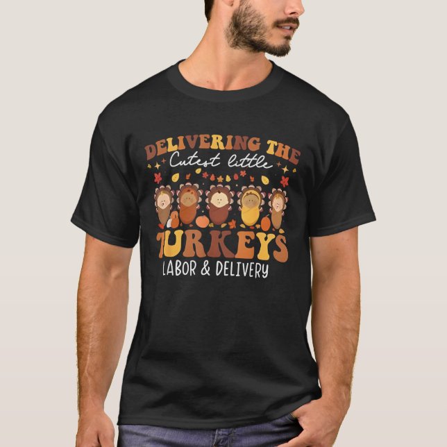 Camiseta Delivering The Cutest Turkeys Labor & Delivery Tha (Frente)