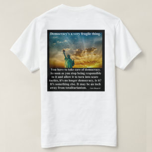 Camiseta Democracia é uma coisa muito frágil.