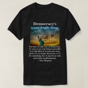 Camiseta Democracia é uma coisa muito frágil.