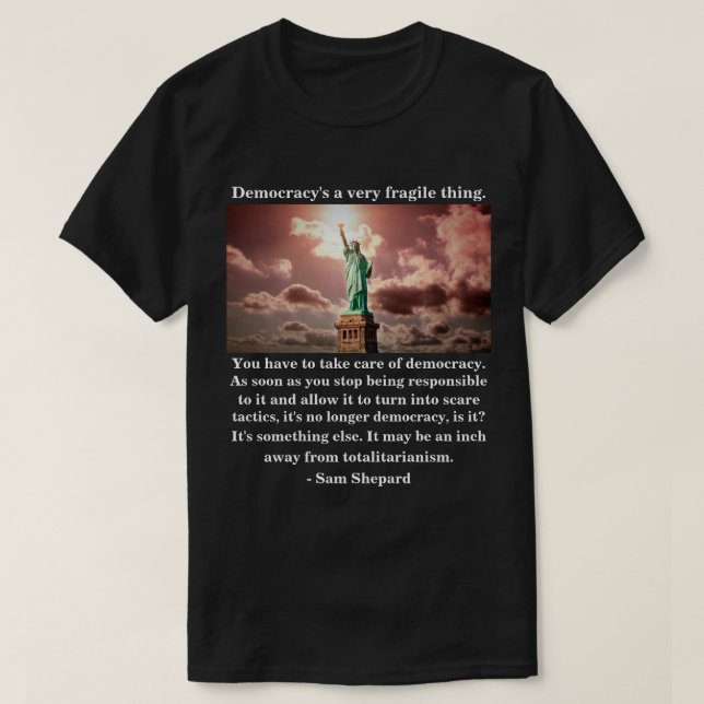 Camiseta Democracia é uma coisa muito frágil. (Frente do Design)