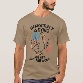 Camiseta Democracia Está Morrendo Mas Ei Belo Fogos 4º De J