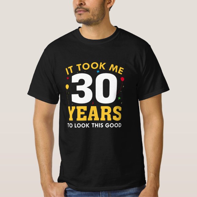 Camiseta Demorei 30 Anos Para Parecer Bem (Frente)
