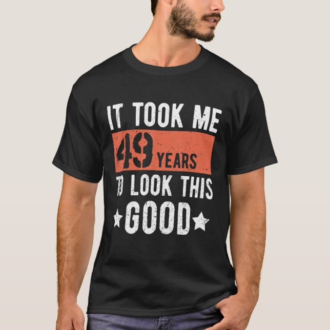 Camiseta Demorei 49 anos a olhar para este bom 49º aniversá (Frente)