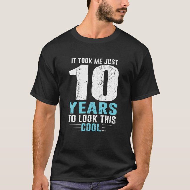 Camiseta Demorei Apenas 10 Anos A Ver Este Legal 10º Bi (Frente)