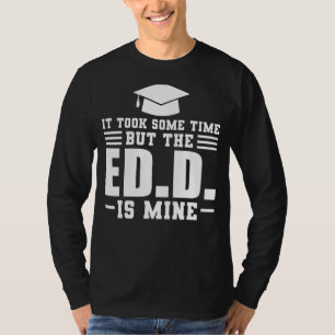 Camiseta Demorou Um Pouco, Mas O Ed D Doutorou.