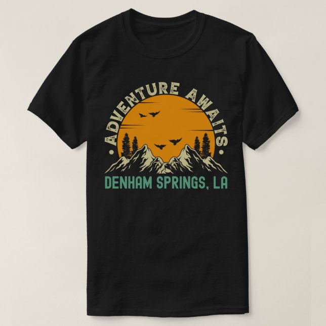 Camiseta Denham Primaveras Louisiana Adventure Aguarda Denh (Frente do Design)