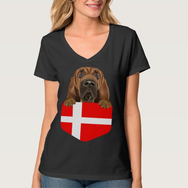 Camiseta Denmark Flag Bloodhound Dog In Pocket (Frente)