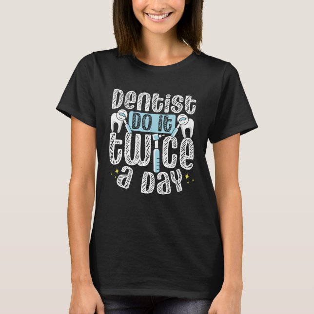 Camiseta Dentists Do It Twice A Day Dental Assistant Dentis (Frente)