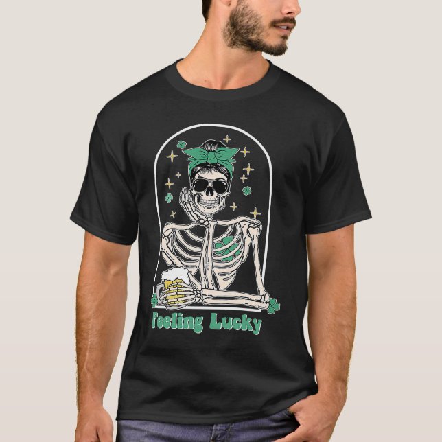 Camiseta Dentro de morto Sentindo Sorte Esqueleto Shamrocks (Frente)