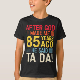 Camiseta Depois que Deus Me Fez 85 Anos Atrás Ele Disse Ta