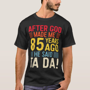 Camiseta Depois que Deus Me Fez 85 Anos Atrás Ele Disse Ta