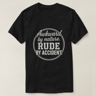 Camiseta Desajeitado por Natureza Grosseiro por Acidente In