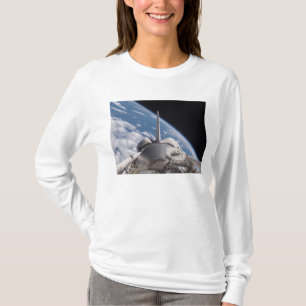 Camiseta Descoberta do vaivém espacial backdropped pela