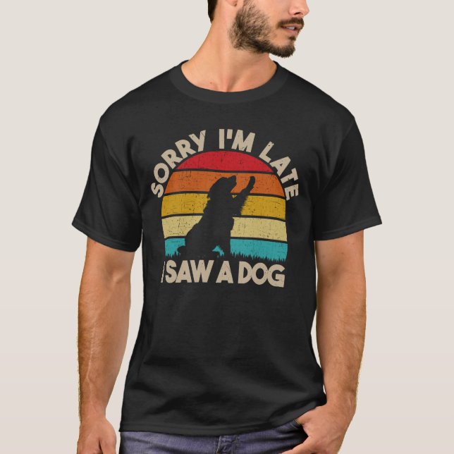 Camiseta Desculpe, estou atrasado. Vi um Cachorro Engraçado (Frente)