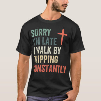 Camiseta Desculpe o Atraso Eu Caminho pela Fé Tropeçando Co