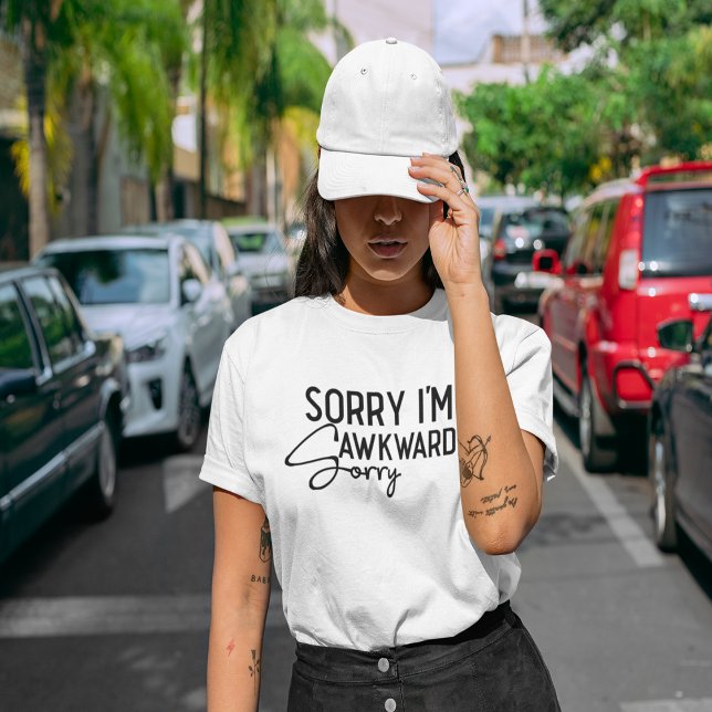 Camiseta Desculpe, sou estranho. Desculpe. (Sorry I'm awkward. Sorry. Tri-Blend Shirt)