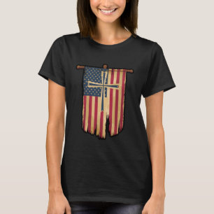 Camiseta Desenho de Cruz da Bandeira Americana Angustiada